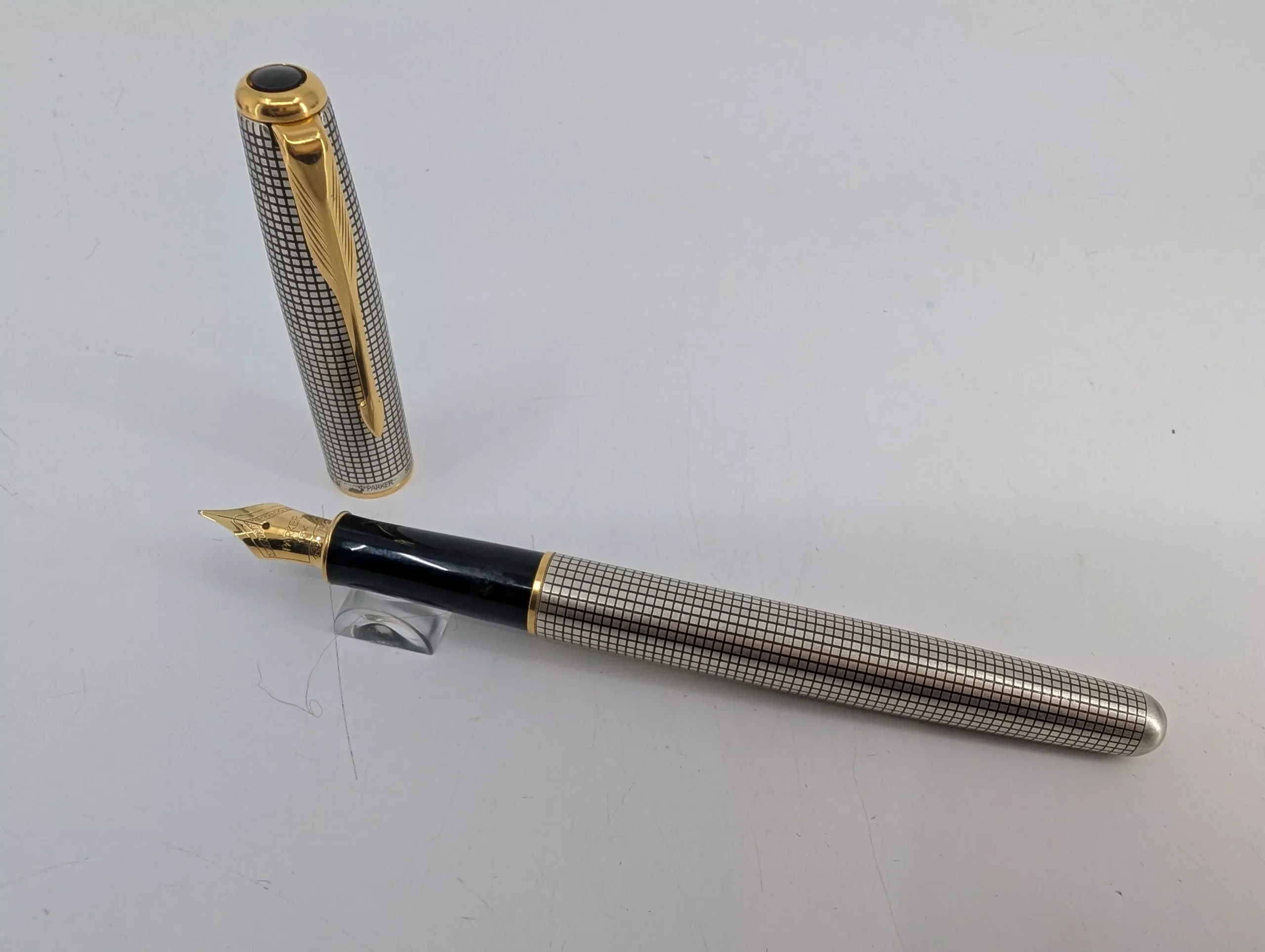 *Consignment” Parker Sonnet Cisele Fountain Pen 14k Gold Fine Nib No Box