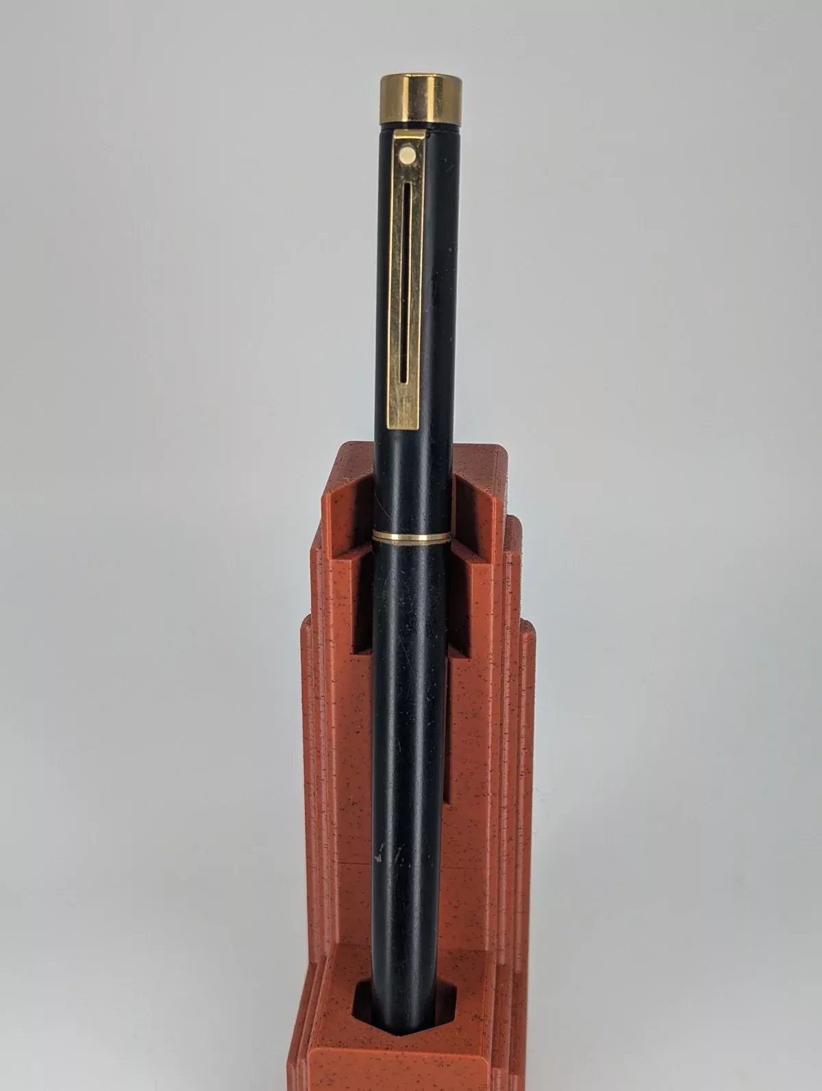 *Consignment* Sheaffer Targa Black / Gold Fountain Pen 14k Gold Medium Nib